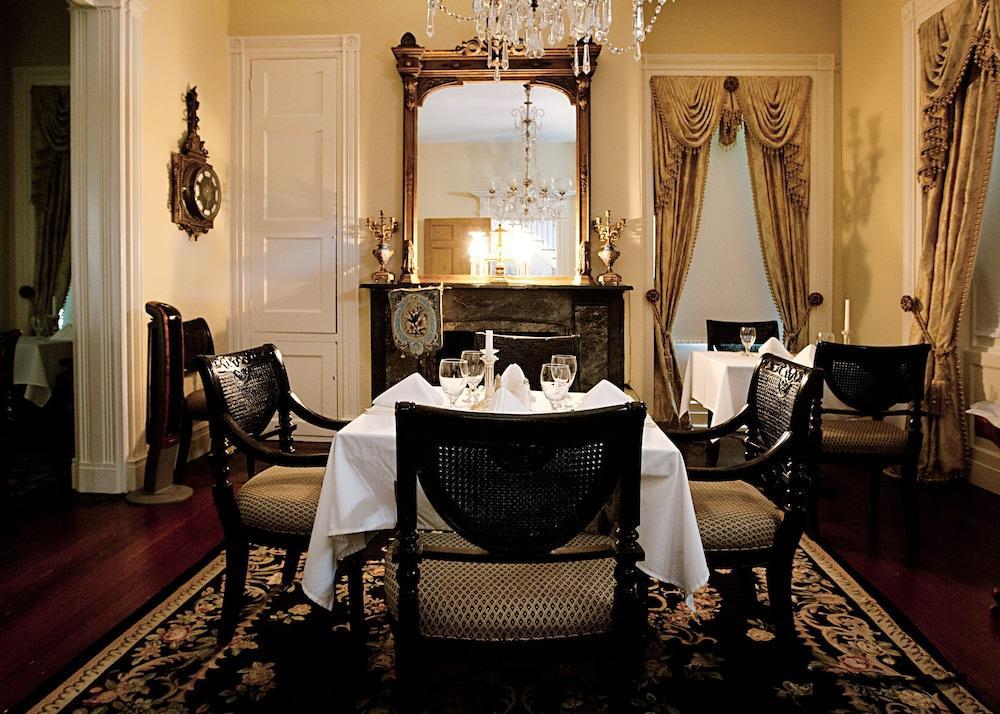 Monmouth Historic Inn Натчес Екстериор снимка