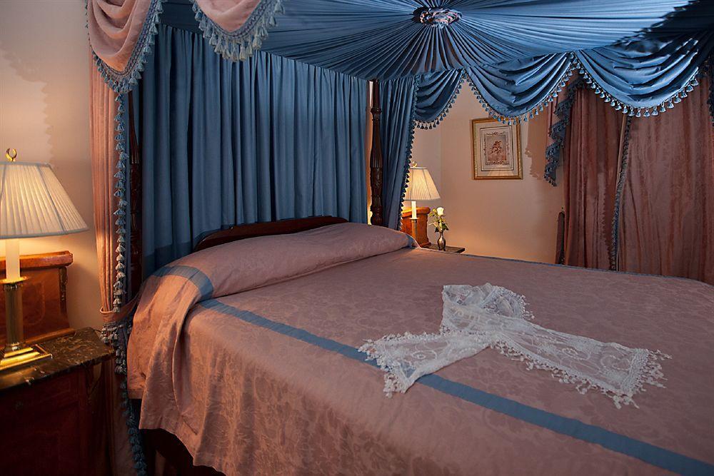 Monmouth Historic Inn Натчес Екстериор снимка