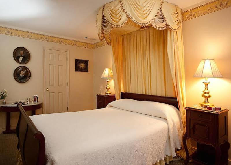 Monmouth Historic Inn Натчес Екстериор снимка