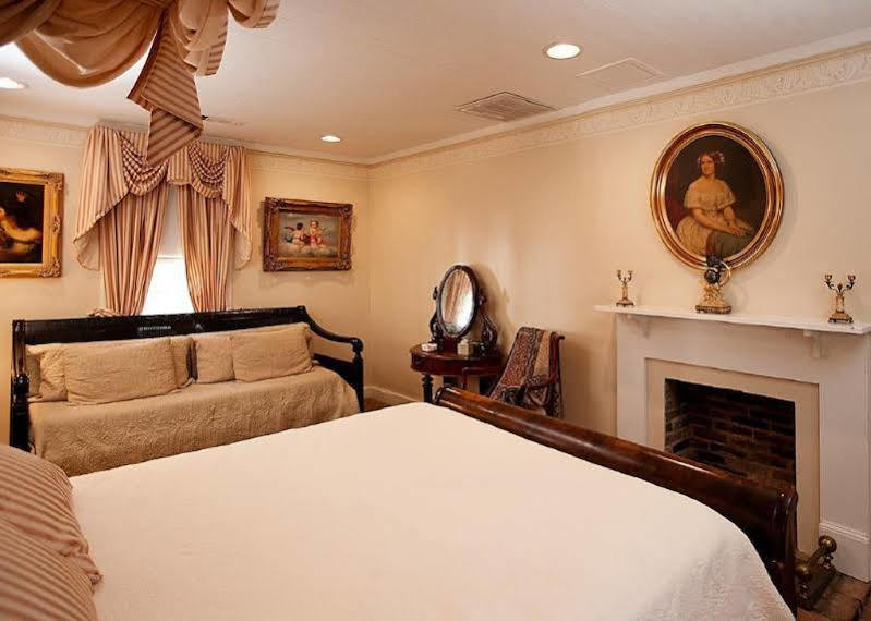 Monmouth Historic Inn Натчес Екстериор снимка