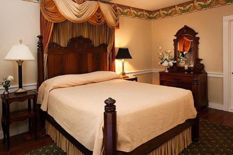 Monmouth Historic Inn Натчес Екстериор снимка